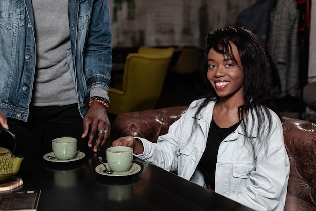 Beau, femme afro-américaine, sourire, coup moyen