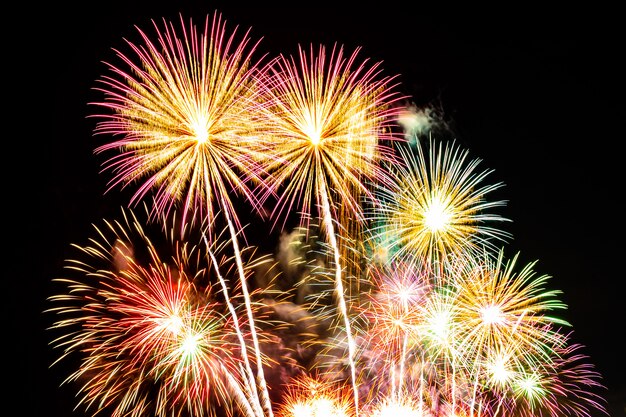 Beau feu d&#39;artifice sur le ciel la nuit pour la célébration