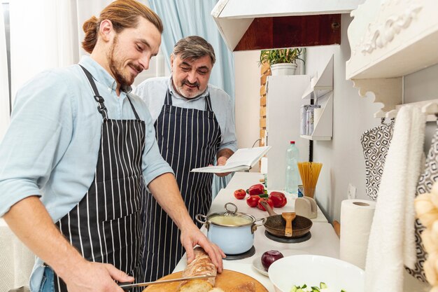 Beau fils coupe du pain pour une recette