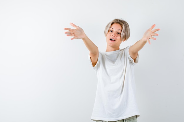 Beau garçon adolescent dans un t-shirt blanc