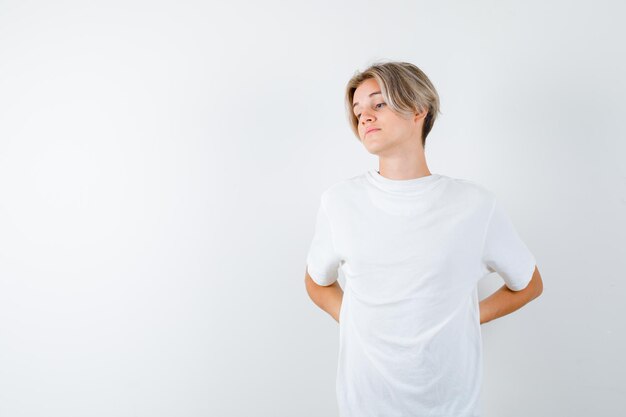 Beau garçon adolescent dans un t-shirt blanc