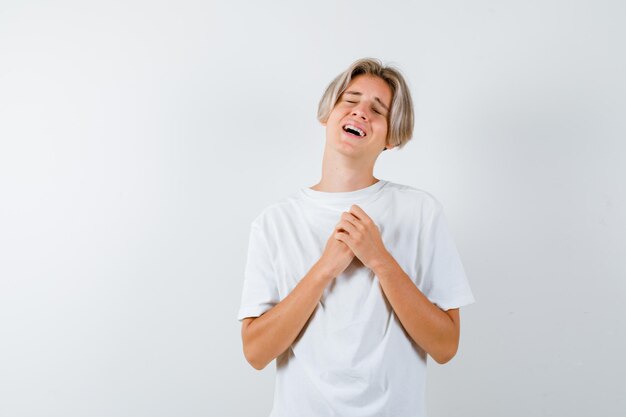 Beau garçon adolescent dans un t-shirt blanc