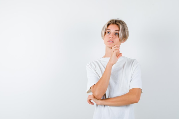 Beau garçon adolescent dans un t-shirt blanc