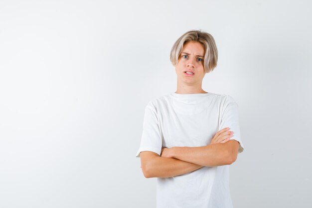 Beau garçon adolescent dans un t-shirt blanc