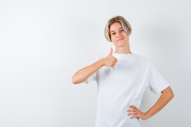 Beau garçon adolescent dans un t-shirt blanc