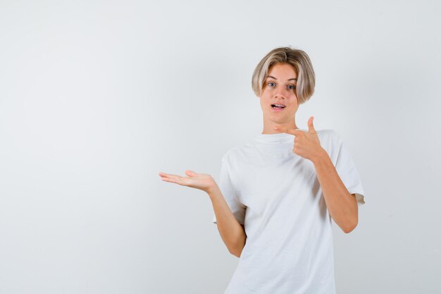 Beau garçon adolescent dans un t-shirt blanc