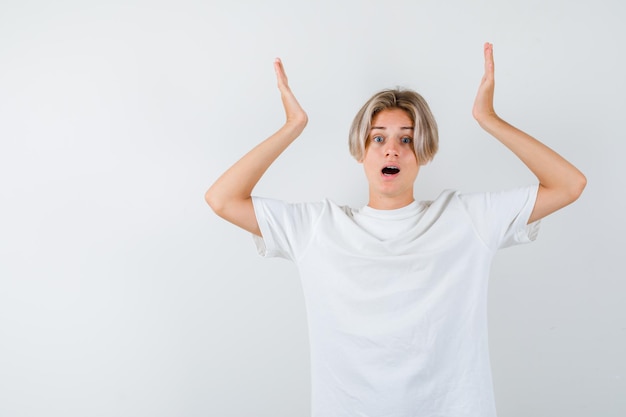 Beau garçon adolescent dans un t-shirt blanc