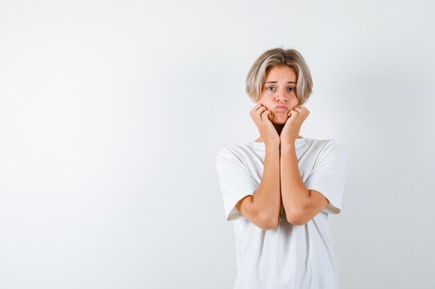 Beau garçon adolescent dans un t-shirt blanc