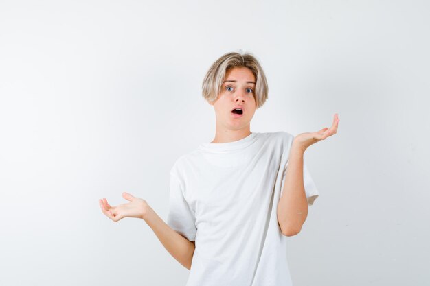 Beau garçon adolescent dans un t-shirt blanc