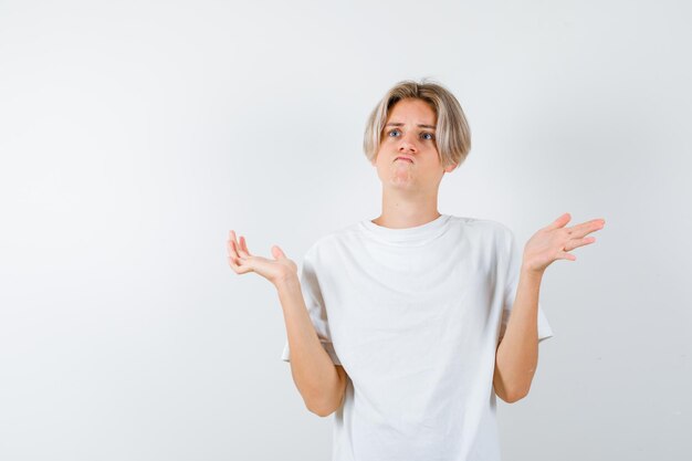 Beau garçon adolescent dans un t-shirt blanc