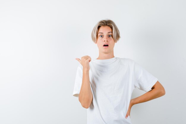 Beau garçon adolescent dans un t-shirt blanc