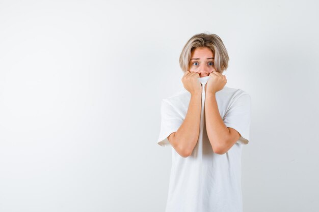 Beau garçon adolescent dans un t-shirt blanc