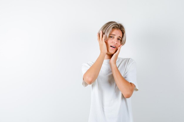 Beau garçon adolescent dans un t-shirt blanc