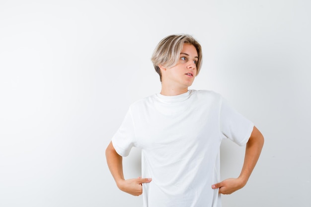 Beau garçon adolescent dans un t-shirt blanc