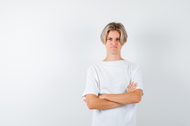 Beau garçon adolescent dans un t-shirt blanc