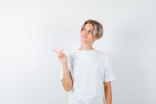 Beau garçon adolescent dans un t-shirt blanc