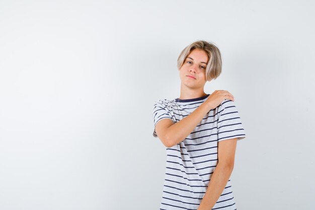 Beau garçon adolescent dans un t-shirt rayé