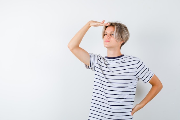 Beau garçon adolescent dans un t-shirt rayé