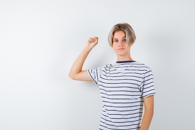 Beau garçon adolescent dans un t-shirt rayé