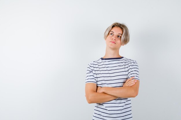 Beau garçon adolescent dans un t-shirt rayé