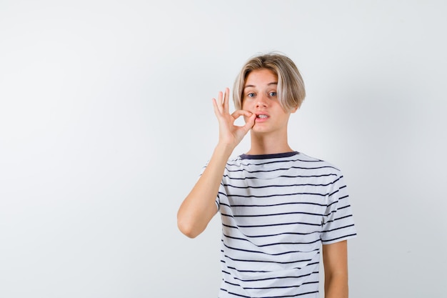 Beau garçon adolescent dans un t-shirt rayé