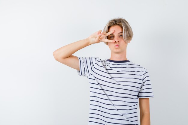 Beau garçon adolescent dans un t-shirt rayé