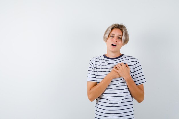 Beau garçon adolescent dans un t-shirt rayé