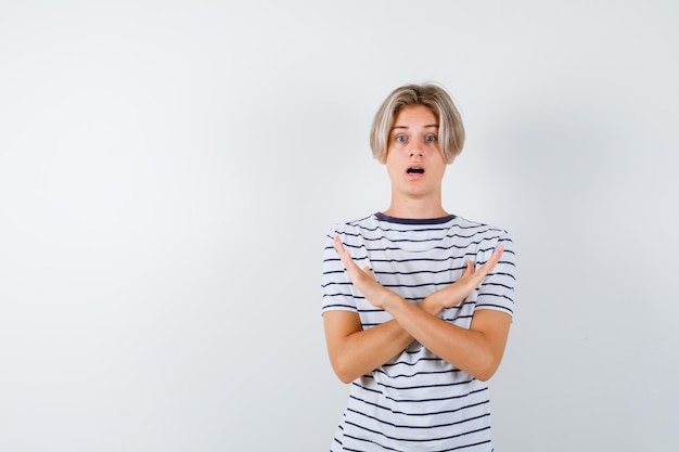 Beau garçon adolescent dans un t-shirt rayé