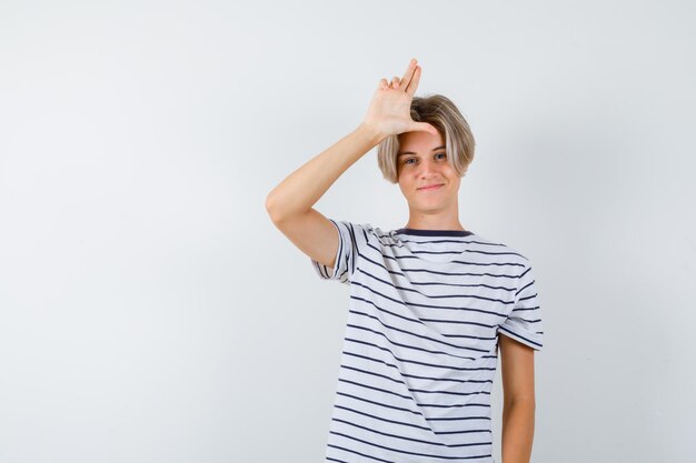 Beau garçon adolescent dans un t-shirt rayé