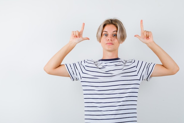 Beau garçon adolescent dans un t-shirt rayé