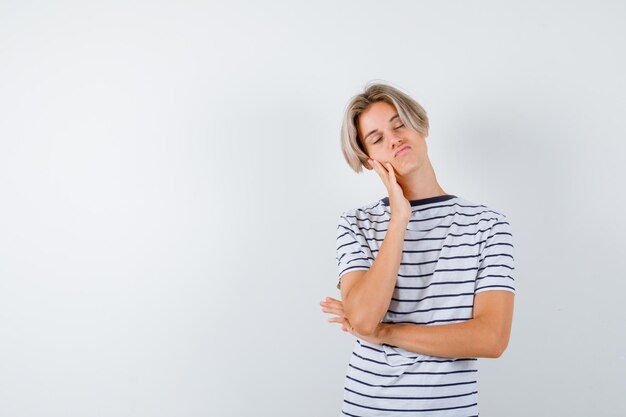 Beau garçon adolescent dans un t-shirt rayé