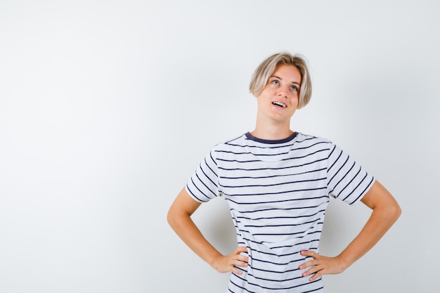 Beau garçon adolescent dans un t-shirt rayé