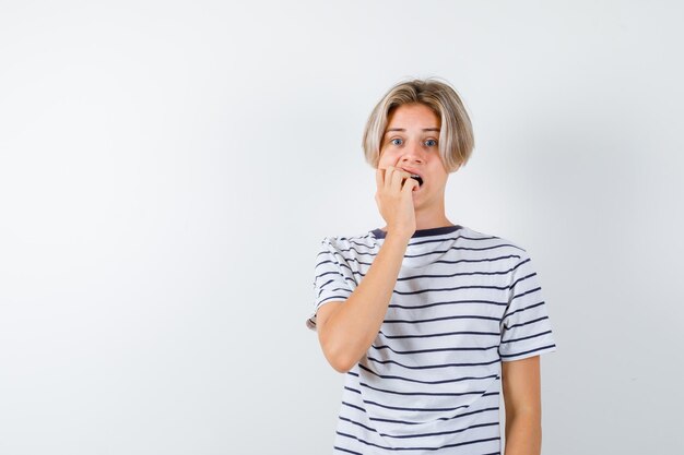 Beau garçon adolescent dans un t-shirt rayé