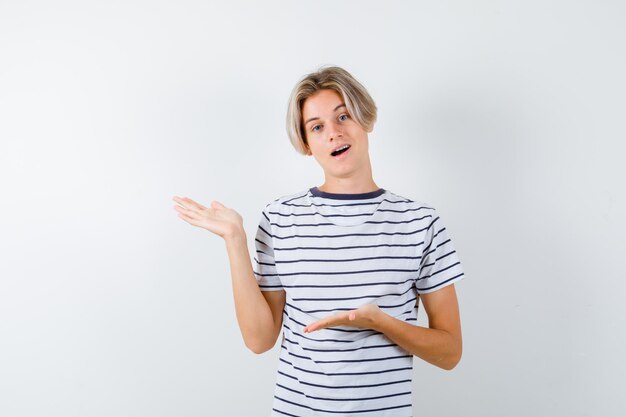 Beau garçon adolescent dans un t-shirt rayé