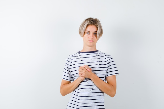 Beau garçon adolescent dans un t-shirt rayé