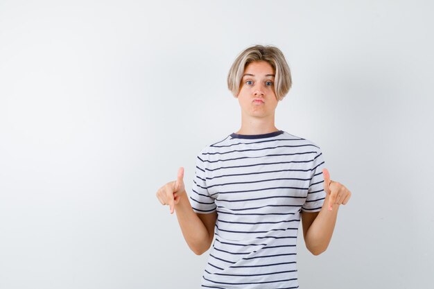 Photo gratuite beau garçon adolescent dans un t-shirt rayé