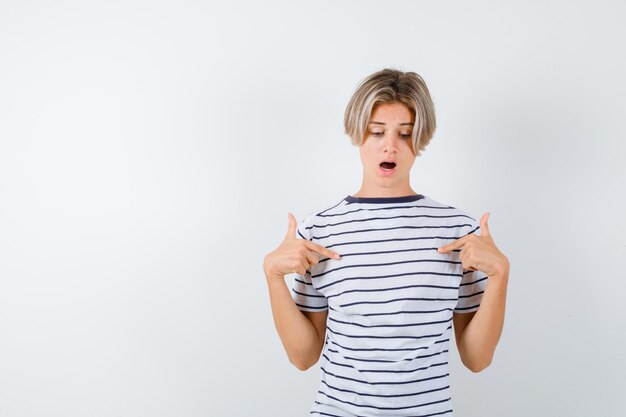 Beau garçon adolescent dans un t-shirt rayé