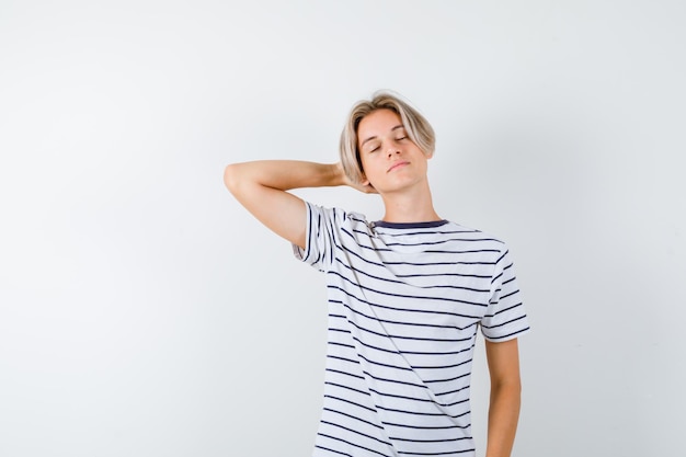 Beau garçon adolescent dans un t-shirt rayé