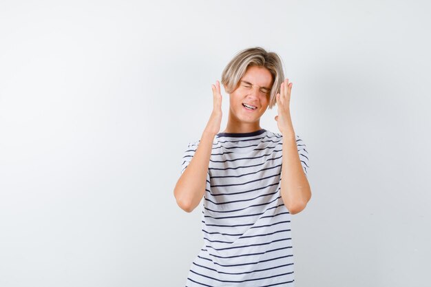 Beau garçon adolescent dans un t-shirt rayé