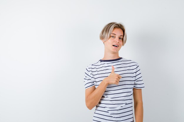 Beau garçon adolescent dans un t-shirt rayé