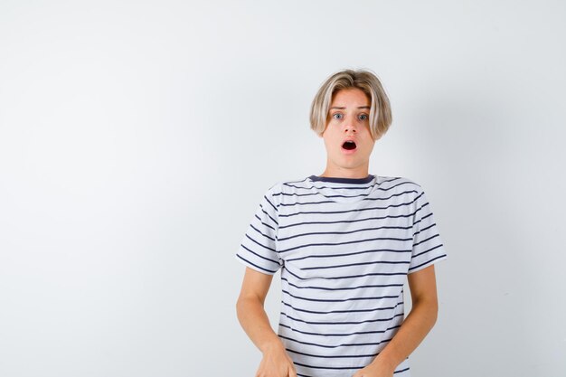 Beau garçon adolescent dans un t-shirt rayé