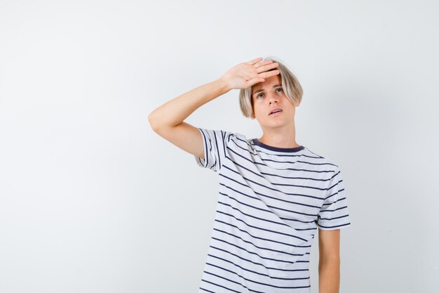 Beau garçon adolescent dans un t-shirt rayé