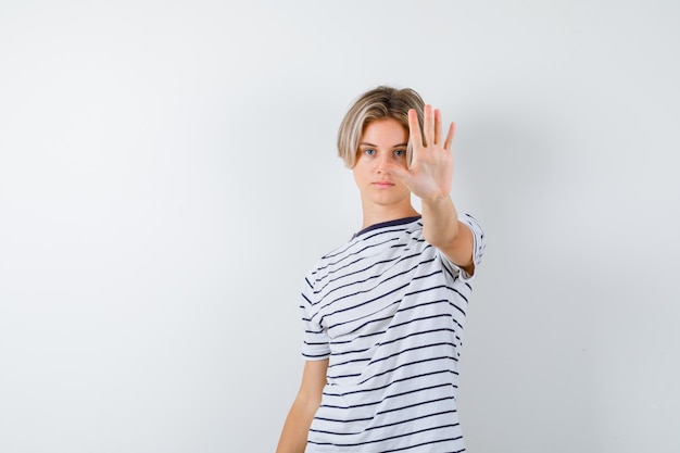 Beau garçon adolescent dans un t-shirt rayé