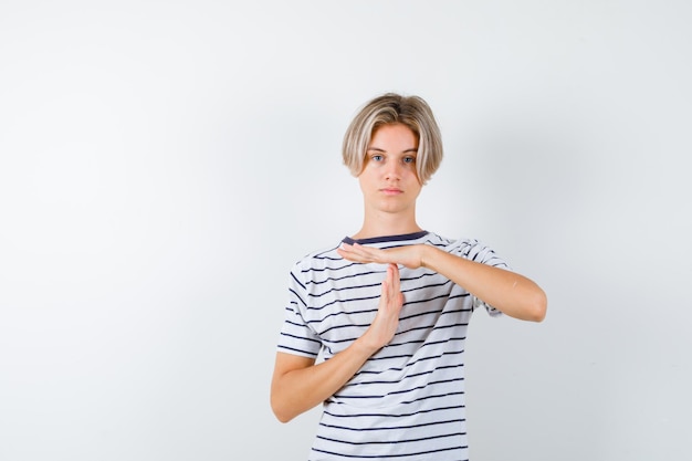 Beau garçon adolescent dans un t-shirt rayé