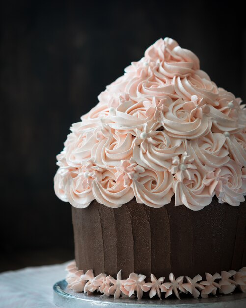 Beau Gateau D Anniversaire Avec Une Decoration Rose Creme Photo Premium