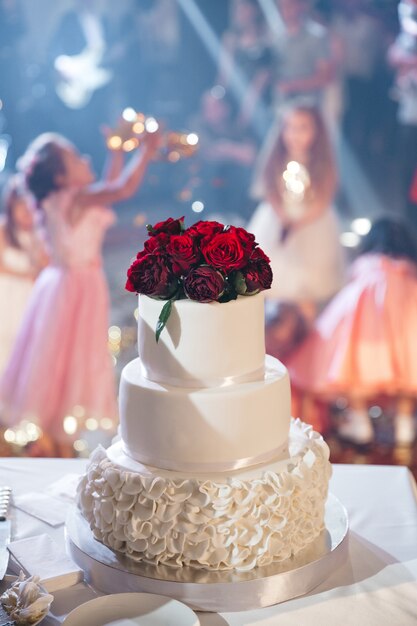 Beau gâteau de mariage avec des fleurs