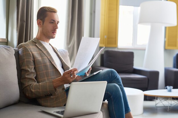 Beau gestionnaire enveloppé dans le travail