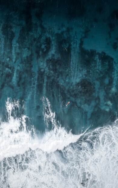 Beau gros plan ciblé de superbes textures d'eau à l'océan