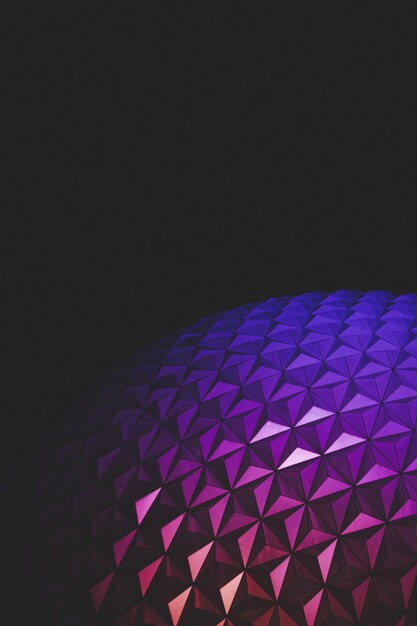 Beau gros plan d'Epcot pris la nuit avec des textures colorées incroyables et un fond sombre