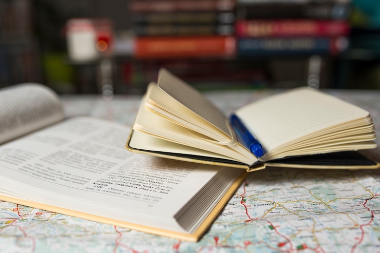 Photo gratuit beau guide et carnet sur la carte
